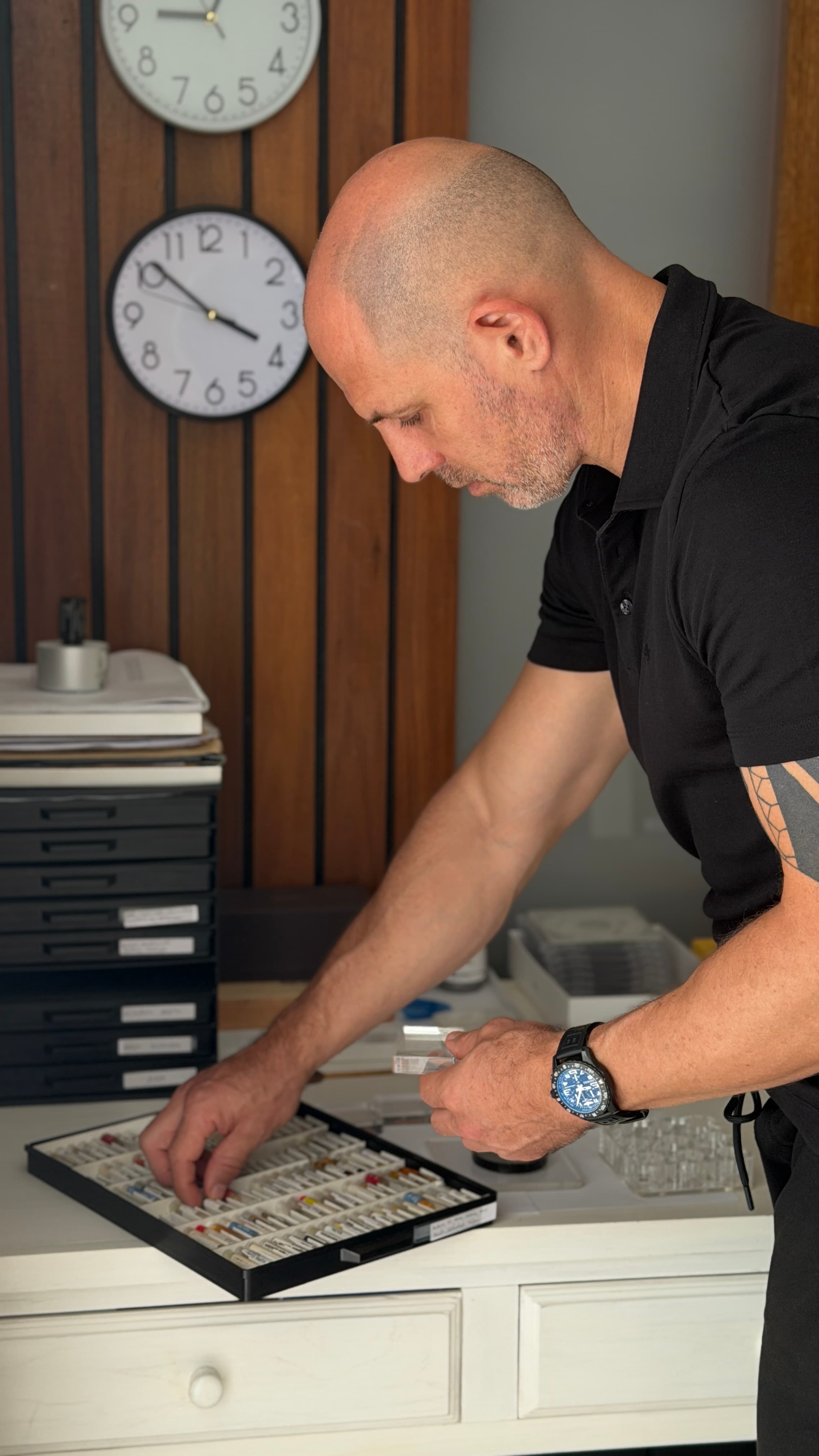 Matthias Cebula testet mit dem Ampullen-Testsatz in seiner Praxis