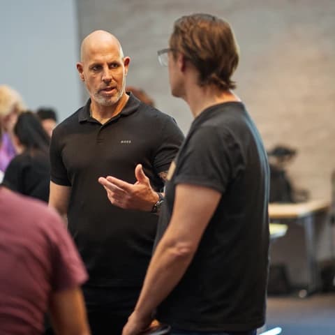 Matthias arbeitet mit einer Teilnehmerin beim Meetup