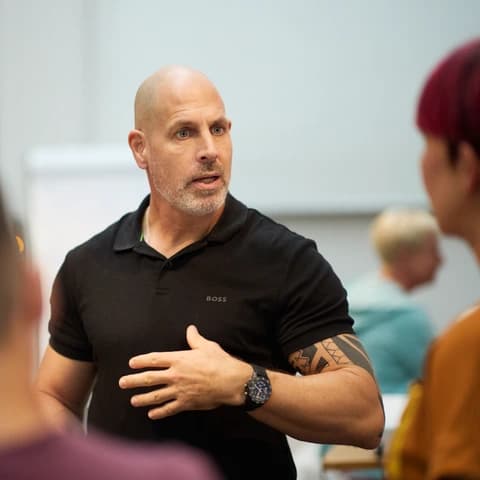 Matthias erklärt eine Übung im Teilnehmerkreis beim Meetup